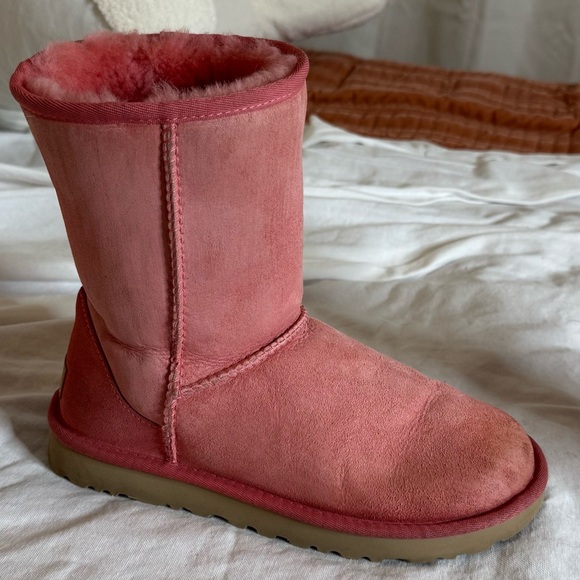 Ugg Blossom Pink Classic Short II, Size 7. In good preowned condition. - Picture 12 of 13